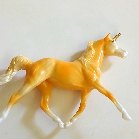 BREYER MYSTERY SURPRISE CHASING RAINBOWS SERIES 2 UNICORN SUNRISE YELLOW 2.5IN - Picture 3 of 3